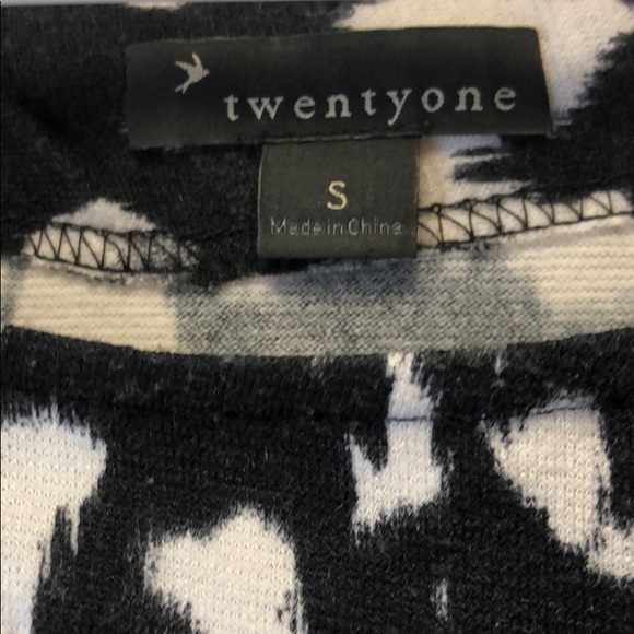 B&W sweater - lightweight and perfect for fall 🍁 - Picture 3 of 3